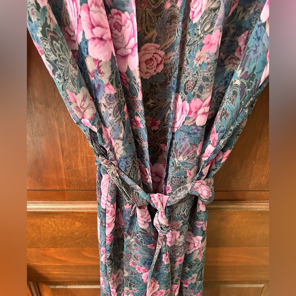THE LINGERIE COLLECTION VTG 80s  Sheer Cabbage Rose print belted robe. One size - Picture 3 of 7